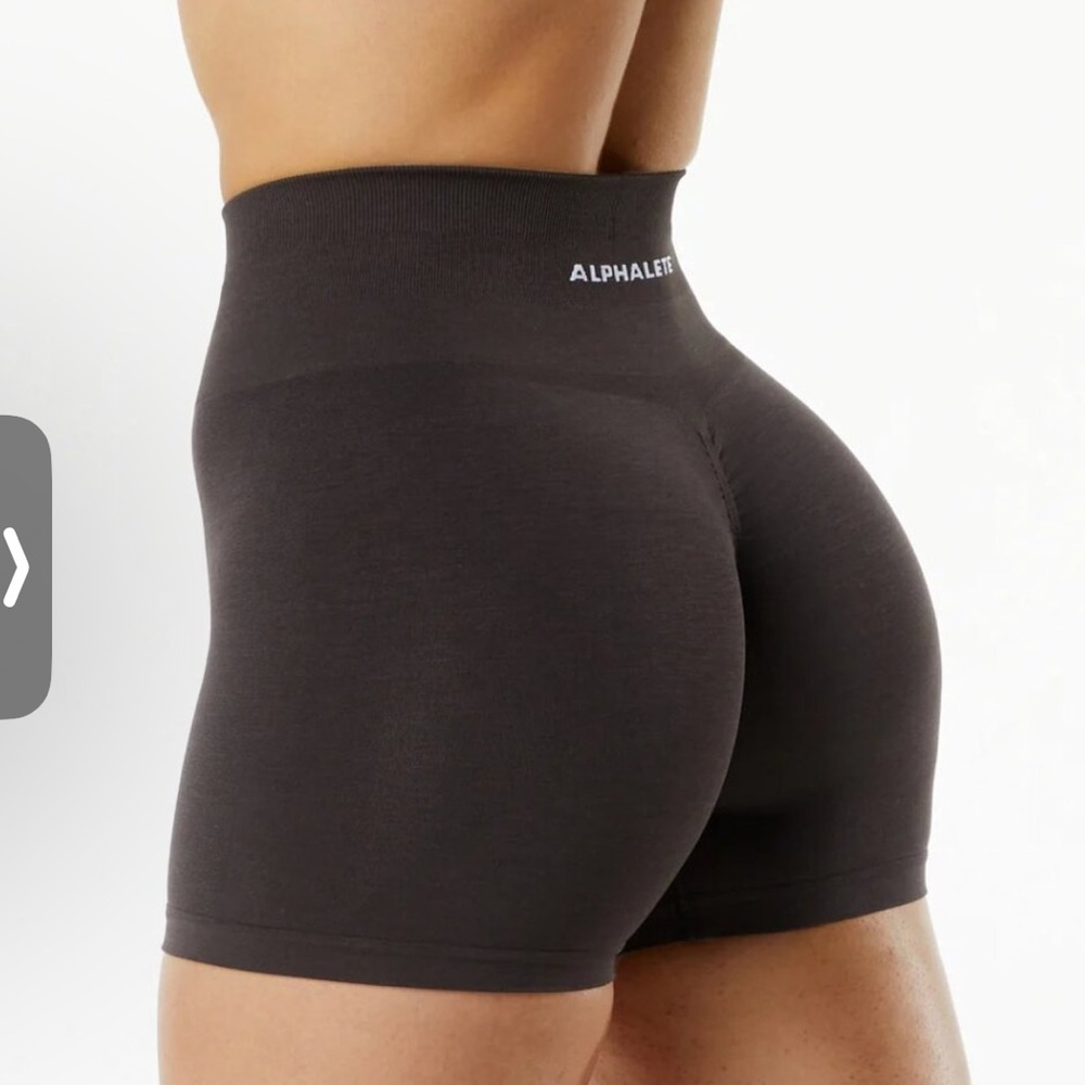 Alphalete amplify shorts chocolate XS